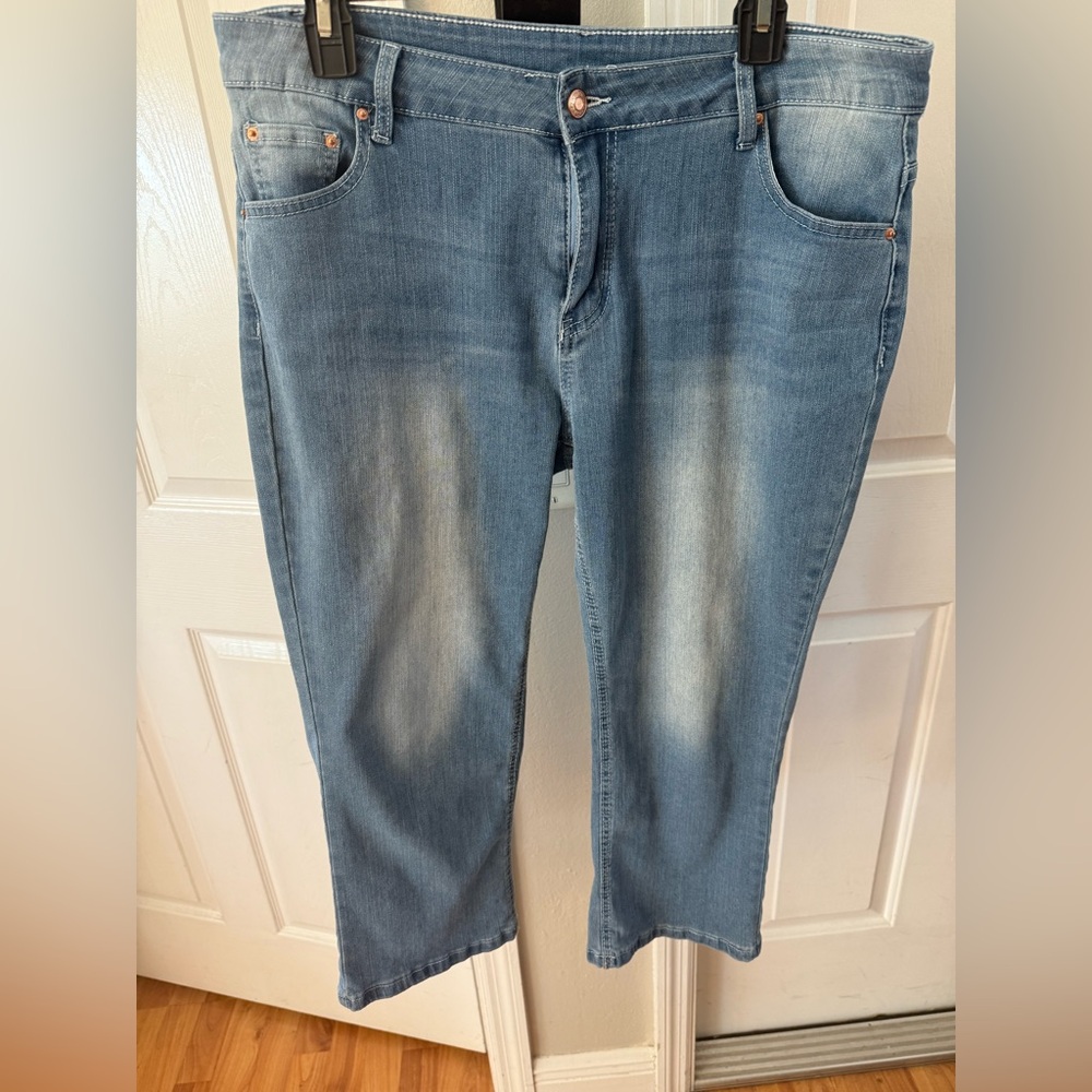 Blue Ankle Cropped Jeans with Faded Wash